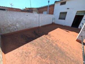 Casa De Dos Plantas Con Patio En La Garrovilla