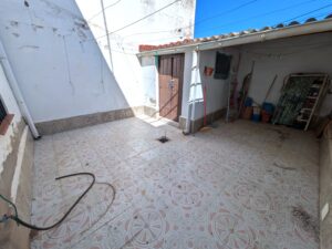 Casa De Dos Plantas Con Patio En La Garrovilla
