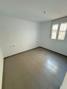 Piso bajo con patio, garaje y trastero, Polideportivo