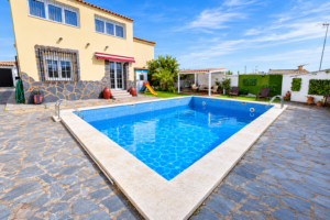 Chalet con Piscina en Don Álvaro