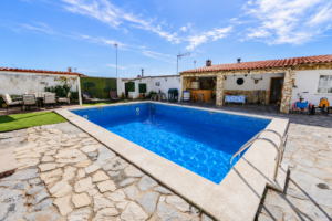 Chalet con Piscina en Don Álvaro