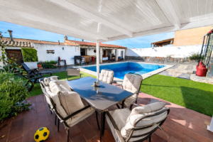 Chalet con Piscina en Don Álvaro