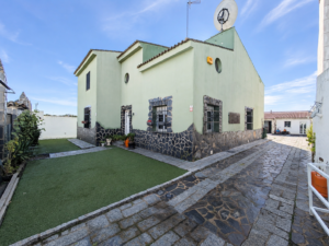 Chalet con Piscina en Don Álvaro