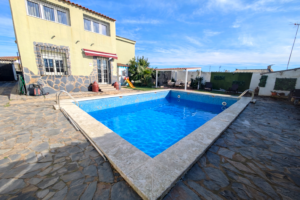 Chalet con Piscina en Don Álvaro