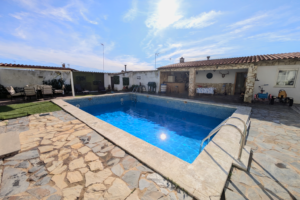 Chalet con Piscina en Don Álvaro