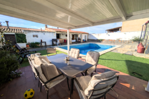 Chalet con Piscina en Don Álvaro