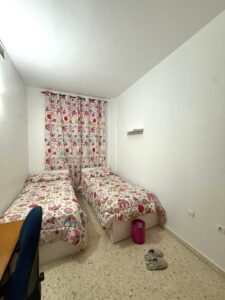 Piso bajo amueblado en Ctra de la Fuente