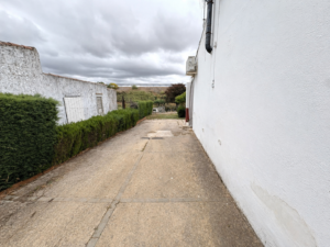 SE VENDE PARCELA CON VIVIENDA A 10 MINUTOS DE CÁCERES