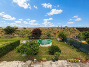 SE VENDE PARCELA CON VIVIENDA A 10 MINUTOS DE CÁCERES