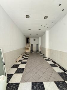 Local junto a Avenida de la Paz, Almendralejo