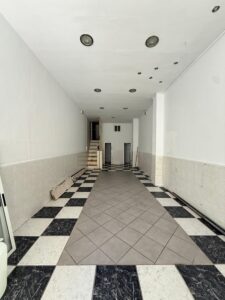 Local junto a Avenida de la Paz, Almendralejo