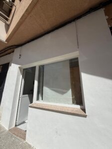 Local junto a Avenida de la Paz, Almendralejo