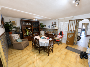 Casa de Dos Plantas con Patio en Mirandilla
