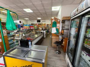 SE VENDE LOCAL COMERCIAL CON NEGOCIO EN FUNCIONAMIENTO EN AVENIDA CUATRO LUGARES – CÁCERES EL VIEJO