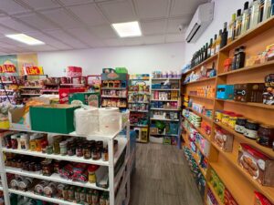 SE VENDE LOCAL COMERCIAL CON NEGOCIO EN FUNCIONAMIENTO EN AVENIDA CUATRO LUGARES – CÁCERES EL VIEJO