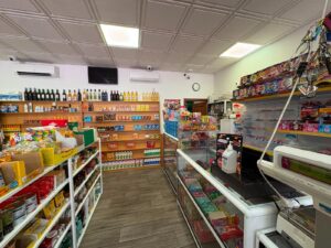 SE VENDE LOCAL COMERCIAL CON NEGOCIO EN FUNCIONAMIENTO EN AVENIDA CUATRO LUGARES – CÁCERES EL VIEJO