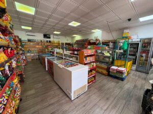 SE VENDE LOCAL COMERCIAL CON NEGOCIO EN FUNCIONAMIENTO EN AVENIDA CUATRO LUGARES – CÁCERES EL VIEJO