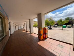 SE VENDE LOCAL COMERCIAL CON NEGOCIO EN FUNCIONAMIENTO EN AVENIDA CUATRO LUGARES – CÁCERES EL VIEJO