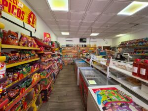 SE VENDE LOCAL COMERCIAL CON NEGOCIO EN FUNCIONAMIENTO EN AVENIDA CUATRO LUGARES – CÁCERES EL VIEJO