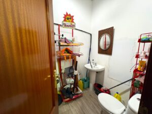 SE VENDE LOCAL COMERCIAL CON NEGOCIO EN FUNCIONAMIENTO EN AVENIDA CUATRO LUGARES – CÁCERES EL VIEJO