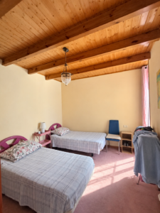SE VENDE CASA DE 3 PLANTAS CON DOS COCHERAS Y VIVIENDA INDEPENDIENTE EN BARRIADA DE LLERA – BADAJOZ