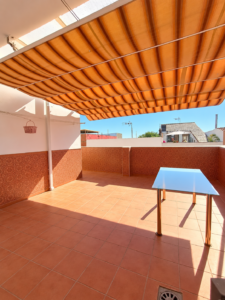 SE VENDE CASA DE 3 PLANTAS CON DOS COCHERAS Y VIVIENDA INDEPENDIENTE EN BARRIADA DE LLERA – BADAJOZ