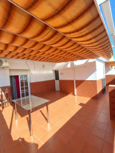 SE VENDE CASA DE 3 PLANTAS CON DOS COCHERAS Y VIVIENDA INDEPENDIENTE EN BARRIADA DE LLERA – BADAJOZ