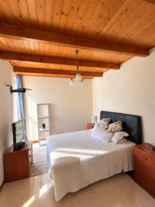 SE VENDE CASA DE 3 PLANTAS CON DOS COCHERAS Y VIVIENDA INDEPENDIENTE EN BARRIADA DE LLERA – BADAJOZ