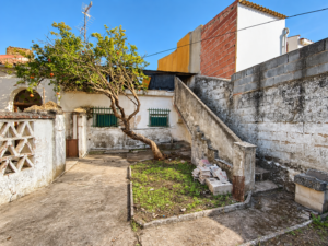 Casa Con Gran Patio y Cochera en Valverde de Mérida