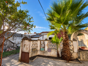 Casa Con Gran Patio y Cochera en Valverde de Mérida