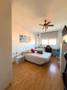 SE VENDE AMPLIO PISO DE 4 HABITACIONES CON GARAJE Y PISCINA COMUNITARIA EN CERRO GORDO – BADAJOZ