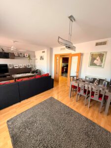 SE VENDE AMPLIO PISO DE 4 HABITACIONES CON GARAJE Y PISCINA COMUNITARIA EN CERRO GORDO – BADAJOZ