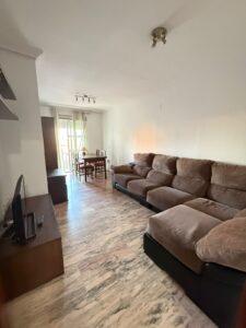 ¡OPORTUNIDAD EN SAN ROQUE! SE VENDE PISO LUMINOSO DE 2 HABITACIONES CON ASCENSOR Y BALCÓN – BADAJOZ