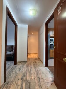 ¡OPORTUNIDAD EN SAN ROQUE! SE VENDE PISO LUMINOSO DE 2 HABITACIONES CON ASCENSOR Y BALCÓN – BADAJOZ