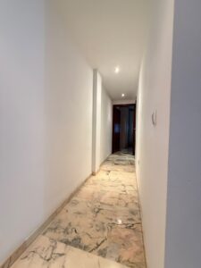 ¡OPORTUNIDAD EN SAN ROQUE! SE VENDE PISO LUMINOSO DE 2 HABITACIONES CON ASCENSOR Y BALCÓN – BADAJOZ