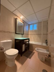 ¡OPORTUNIDAD EN SAN ROQUE! SE VENDE PISO LUMINOSO DE 2 HABITACIONES CON ASCENSOR Y BALCÓN – BADAJOZ