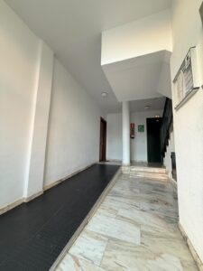 ¡OPORTUNIDAD EN SAN ROQUE! SE VENDE PISO LUMINOSO DE 2 HABITACIONES CON ASCENSOR Y BALCÓN – BADAJOZ