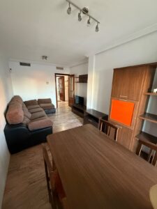 ¡OPORTUNIDAD EN SAN ROQUE! SE VENDE PISO LUMINOSO DE 2 HABITACIONES CON ASCENSOR Y BALCÓN – BADAJOZ