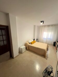 OPORTUNIDAD EN PLENA PLAZA DE LOS ALFÉRECES SE VENDE PISO LUMINOSO CON GARAJE Y GRAN TRASTERO – BADAJOZ