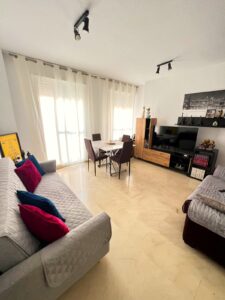 OPORTUNIDAD EN PLENA PLAZA DE LOS ALFÉRECES SE VENDE PISO LUMINOSO CON GARAJE Y GRAN TRASTERO – BADAJOZ